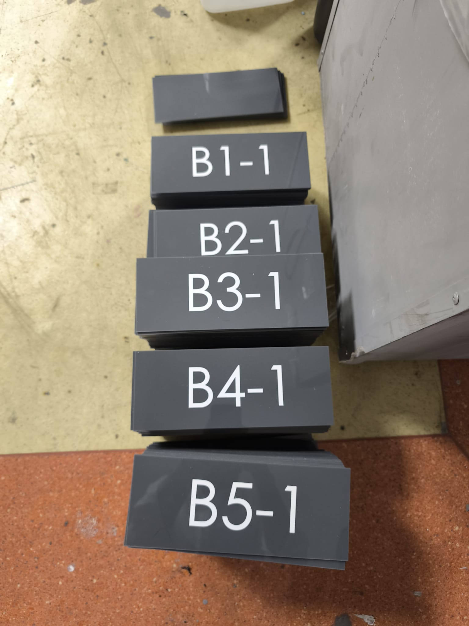 PLEKSİ KAPI İSİMLİĞİ